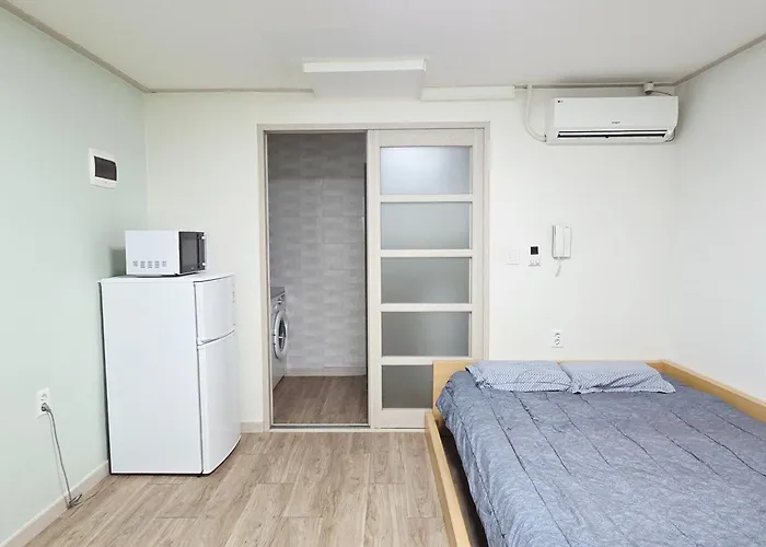 J 9-minute Walk From Nakseongdae Station, Quiet Neighborhood Daire Seul
